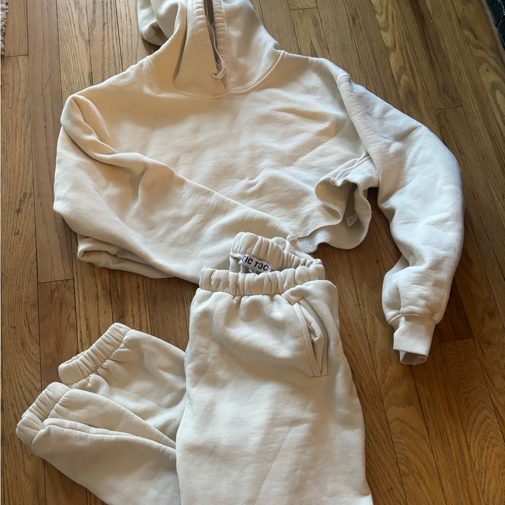 Light yellow matching sweat suit! Hoodie is a large pants are a medium